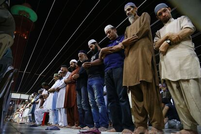 Fieles acuden al rezo el lunes 6 de mayo, durante el primer día del Ramadán en Karachi (Pakistán).