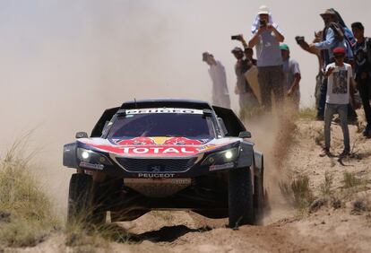 El piloto español Carlos Sainz compite junto a su copiloto, Lucas Cruz, en el Peugeot 3008 DKR del Team Peugeot Total durante la décima etapa del Rally Dakar 2018, entre Salta y Belén, en Catamarca (Argentina). 

