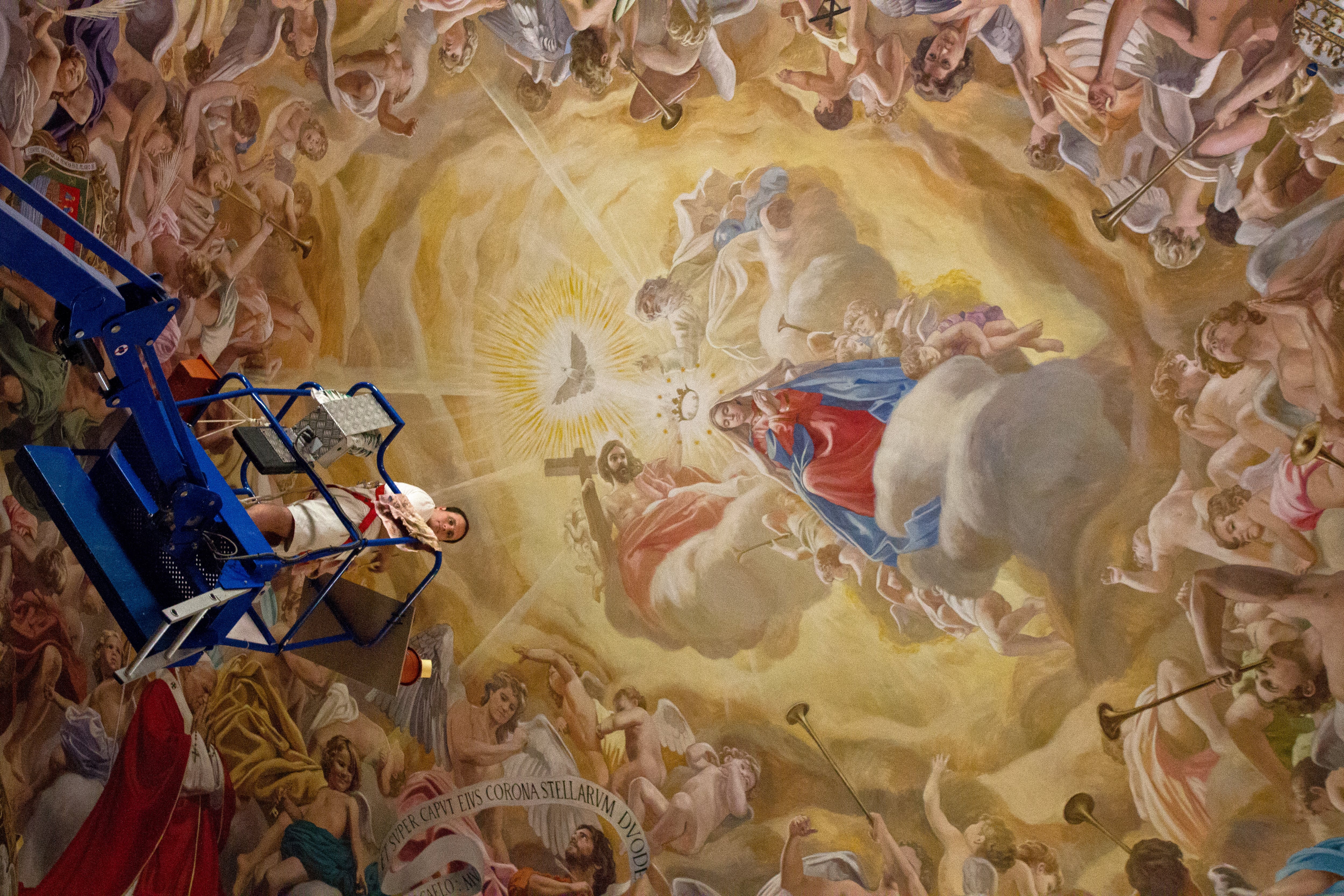 La obra más importante de Raúl Berzosa es el techo del oratorio malagueño Santa María Reina, realizado en 2014