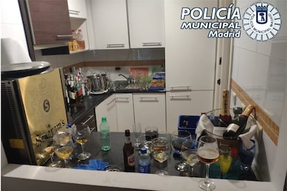 Así estaba la barra del bar de copas ilegal montado en un piso de Tetuán.