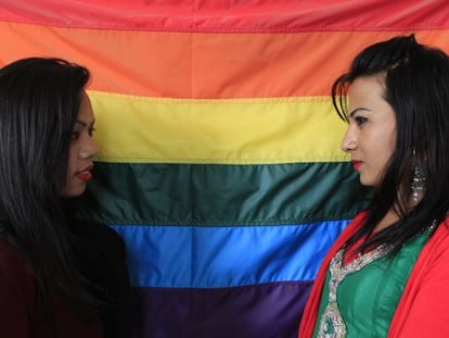 Los transexuales Sirju Magar y Simrn Sherchan, cara a cara con la bandera del arcoiris de fondo.