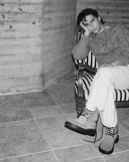 A los siete años (ahora tiene 31) Enzo Vogrincic fue con el colegio a una obra de teatro y, mientras los demás hablaban, él estaba magnetizado “porque ahí estaba pasando algo importante”. Aquí viste jersey, pantalón y botín de Loewe.