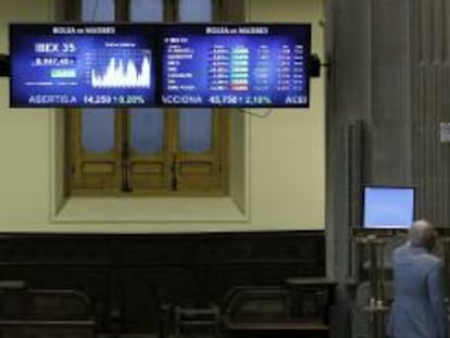 Unos monitores de la Bolsa de Madrid muestran la evolución del principal indicador de la bolsa española, el IBEX 35. EFE/Archivo