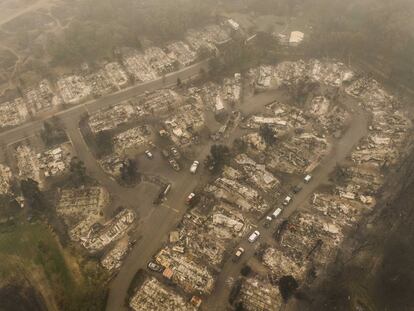 Al menos 25 personas han muerto en estos incendios sin precedentes en número y extensión. En la imagen, vista aérea de los restos de viviendas móviles de Ashland (Oregón), el viernes.