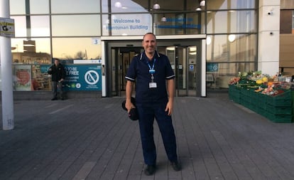 Joan Pons Laplana, na entrada principal de seu hospital, no norte de Sheffield.