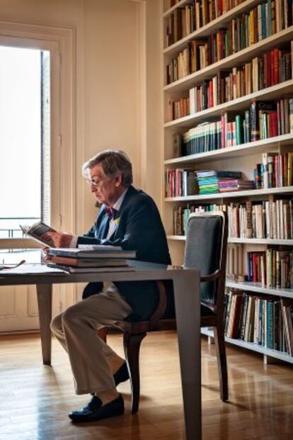 Ángel Viñas en el salón de su casa en Bruselas.