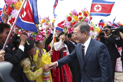 El presidente surcoreano Moon Jae-in (d) saluda a ciudadanos norcoreanos durante una ceremonia de bienvenida en el Aeropuerto Internacional Sunan en Pyongyang.