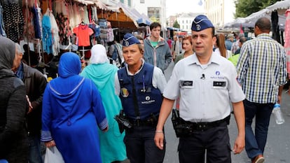 Um casal de policiais patrulha o mercado do bairro de Molenbeek.