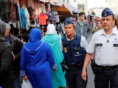Um casal de policiais patrulha o mercado do bairro de Molenbeek.