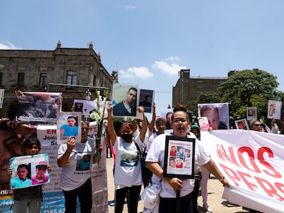 Familiares de desaparecidos en la Catedral de Guadalajara, Jalisco, el 24 de julio de 2022.