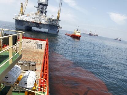 El vertido de petróleo flota junto a la plataforma <i>Deepwater horizon.</i>