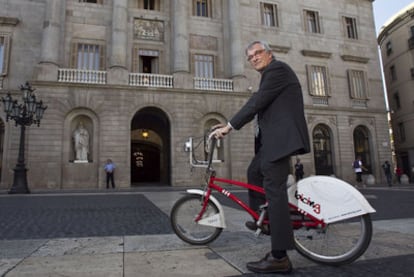 Xavier Trias, crítico con el servicio municipal de <i>bicing</i> por su coste, pero aguerrido ciclista, ante el Ayuntamiento de Barcelona.