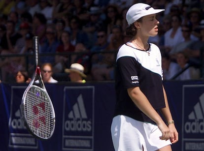 La tenista suiza Martina Hingis tira su raqueta durante el partido del Torneo de Sidney contra Lindsay Davenport, el 16 de enero de 1999.  