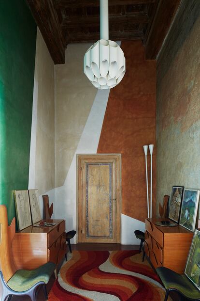 Roberto Baciocchi ha combinado en el hall de su palacio de la Toscana sillas de Gio Ponti y aparadores de los años cincuenta. 