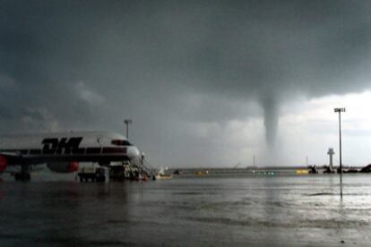 Sobre las 20.00 horas de ayer dos tornados barrieron de sur a norte la plataforma utilizada para el despegue y aterrizaje de los aviones después una fuerte tormenta eléctrica que cayó en pocos minutos sobre El Prat. Fue necesario cancekar 42 vuelos y desviar otros 13.