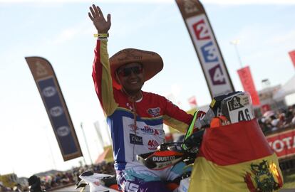 El boliviano Fabricio Fuentes conduce su motocicleta KTM.