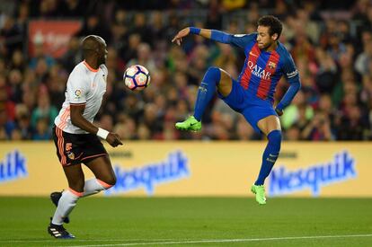 El delantero brasileño de Barcelona, Neymar, lucha por el balón con el defensa brasileño Eleaquim Mangala.