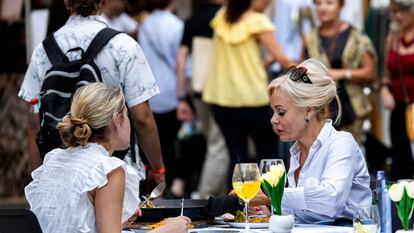 Dos mujeres disfrutan de una paella en el centro de Valencia.