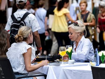 Dos mujeres disfrutan de una paella en el centro de Valencia.