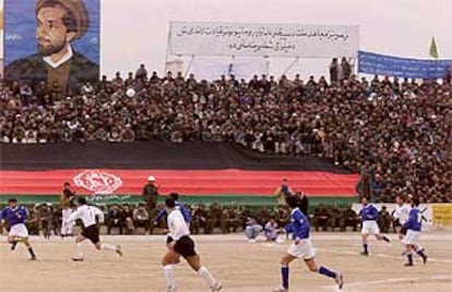 Imagen del partido de fútbol jugado en el estadio nacional de Kabul y que provocó graves incidentes.