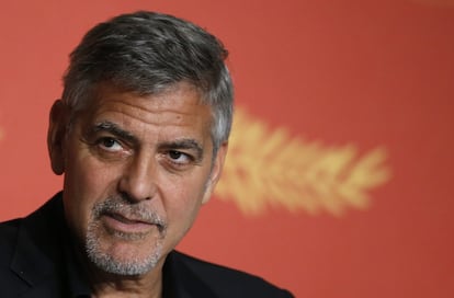 En una entrevista con el periódico británico ‘The Guardian’, George Clooney calificó a Donald Trump de “oportunista”, “xenófobo” y “fascista”. El actor es un claro apoyo para el Partido Demócrata, así que tal y como hizo en la carrera presidencial de Barack Obama ahora también ha organizado eventos para recaudar fondos para Hillary Clinton. “El miedo no va a guiar a nuestro país. No tenemos miedo de los musulmanes, los inmigrantes o las mujeres”, con este argumento, soltado en una rueda de prensa en el Festival de Cannes, aseguró que el republicano no va a llegar a la Casa Blanca.