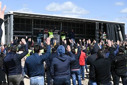 Miembros de la Plataforma Nacional en Defensa del Sector del Transporte, convocante de los paros en el sector desde el pasado 14 de marzo, votan durante una asamblea para decidir el futuro de sus movilizaciones, este sábado en San Fernando de Henares (Madrid), este sábado.