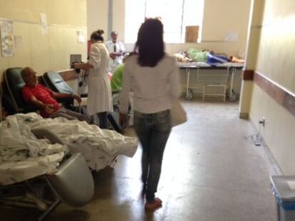 Pacientes dormem no corredor do hospital Julia Kubitschek.