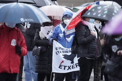 Manifestantes se cubren de la lluvia con paraguas durante una protesta a favor de la vuelta de los presos de ETA al País Vasco, en Bilbao, el 9 de enero.