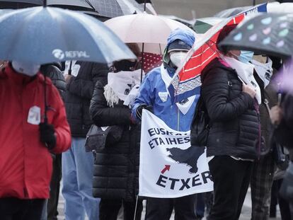 Manifestantes se cubren de la lluvia con paraguas durante una protesta a favor de la vuelta de los presos de ETA al País Vasco, en Bilbao, el 9 de enero.