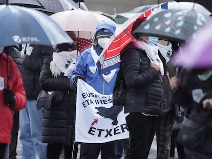 Manifestantes se cubren de la lluvia con paraguas durante una protesta a favor de la vuelta de los presos de ETA al País Vasco, en Bilbao, el 9 de enero.