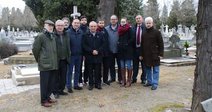 De izquierda a derecha el historiador Enrique Moral, el pesidente de la Fundación Indalecio Prieto, Alonso Puerta, Txema Urquijo, uno de los responsables de Memoria Histórica en Madrid, Diego Tomás, el sobrino nieto de Julia Iruretagoyena, Chus Greciet de las Juventudes Socialistas y Rafael Simancas. El último de la derecha es Aurelio Martín, director del Archivo de la Fundación Pablo Iglesias.