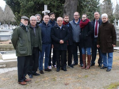 De izquierda a derecha el historiador Enrique Moral, el pesidente de la Fundaci&oacute;n Indalecio Prieto, Alonso Puerta, Txema Urquijo, uno de los responsables de Memoria Hist&oacute;rica en Madrid, Diego Tom&aacute;s, el sobrino nieto de Julia Iruretagoyena, Chus Greciet de las Juventudes Socialistas y Rafael Simancas. El &uacute;ltimo de la derecha es Aurelio Mart&iacute;n, director del Archivo de la Fundaci&oacute;n Pablo Iglesias.