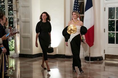 La diseñadora Gabriela Hearst, quien ha vestido en numerosas ocasiones a la primera dama estadounidense, como en el día inaugural del mandato de Biden, llegó a la cena acompañada de Stephanie Lasnier de Lavalette.