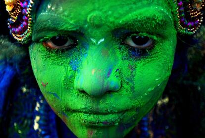 La fiesta de Holi, una divertida celebración para recibir a la primavera. En la imagen, una niña pintada con diversos colores en Bhubaneswar (India), 16 de marzo de 2014.
