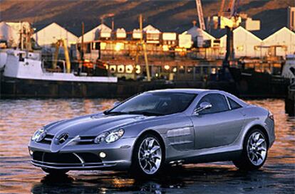 La línea en flecha define la imagen del SLR. El frontal, muy largo, contrasta con las medidas recortadas del habitáculo y la zaga, y crean una imagen atlética, elegante y poderosa.