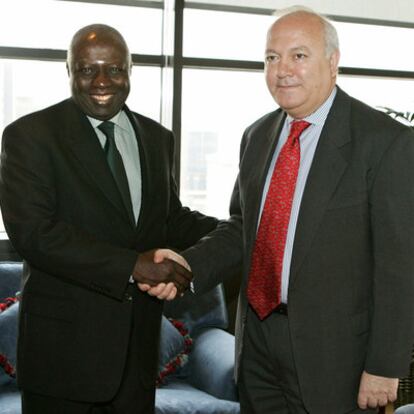 Miguel Ángel Moratinos saluda al director general de la FAO, el senegalés Jacques Diouf, en junio de 2006 en Madrid.