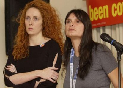 La exdirectora ejecutiva de News International, Rebekah Brooks (a la izquierda) en 2002 al lado de Sara Payne, la madre de Sarah, una niña de ocho años asesinada por un pedófilo
