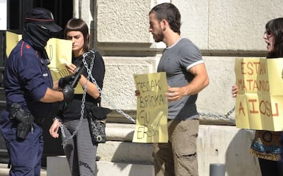 Un 'ertzaina' corta en Vitoria las cadenas de los manifestantes por la libertad de Uribetxeberria.