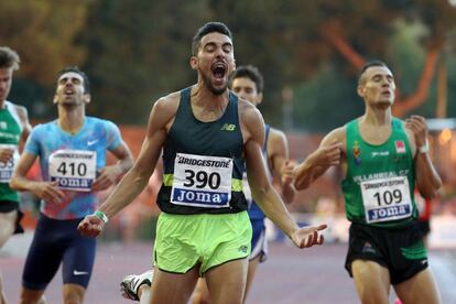 Saúl Ordóñez celebra su victoria en los 800m del Campeonato de España.