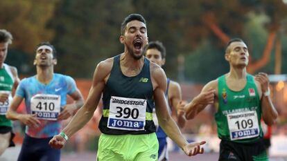 Saúl Ordóñez celebra su victoria en los 800m del Campeonato de España.