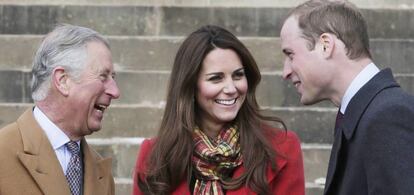 Carlos de Inglaterra con Kate Middleton y el príncipe Guillermo.