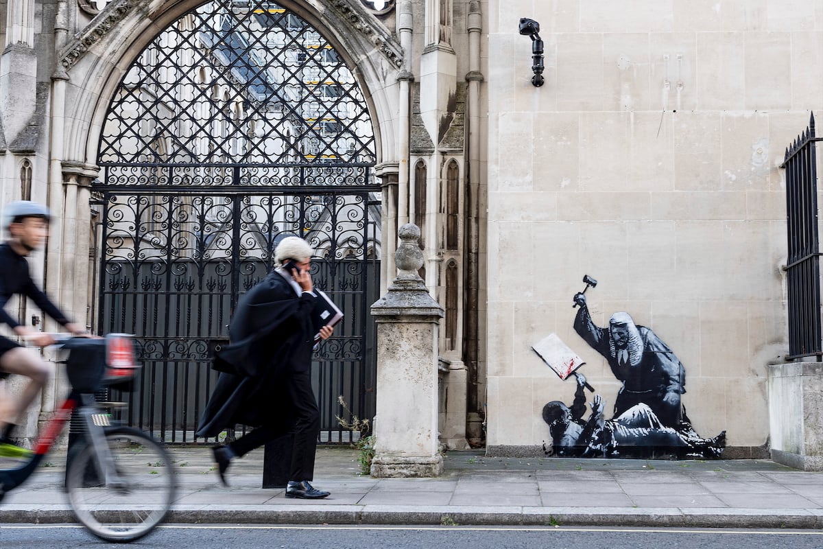 Banksy regresa a Londres con un mural en el que un juez golpea a un manifestante tirado en el suelo