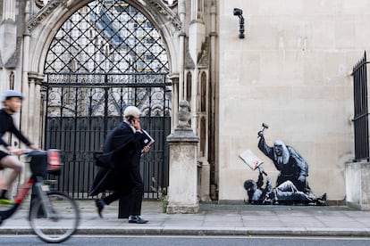 La nueva obra de Banksy en la principal sede de justicia de Londres muestra a un juez que golpea a un manifestante, que porta una pancarta manchada de sangre, este lunes.