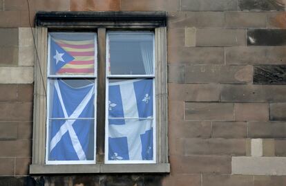 Una casa en Edimburgo muestra las banderas escocesa y catalana días antes del referéndum de 2014. REUTERS/Russell Cheyne
