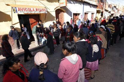Residentes de Potosí, Bolivia, hacen cola para comprar víveres.