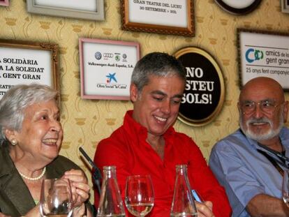 El periodista Albert Om (centro) junto al cantante Peret y Mar&iacute;a Mart&iacute;nez, durante la presentaci&oacute;n de la gala &#039;No esteu Sols!&#039; en el Liceu de Barcelona.