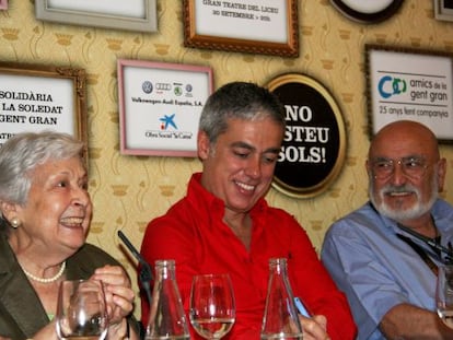 El periodista Albert Om (centro) junto al cantante Peret y Mar&iacute;a Mart&iacute;nez, durante la presentaci&oacute;n de la gala &#039;No esteu Sols!&#039; en el Liceu de Barcelona.