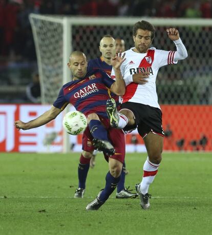 Mascherano disputa la pilota amb Sebastian Driussi.