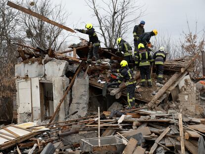 Los equipos de rescate trabajan en una casa de un área residencial de Kiev, dañada por el impacto de restos de misiles rusos este jueves.