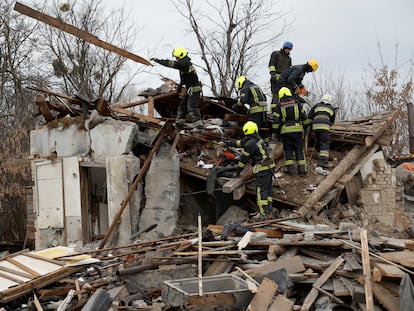 Los equipos de rescate trabajan en una casa de un área residencial de Kiev, dañada por el impacto de restos de misiles rusos este jueves.